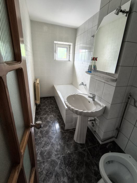 Închiriez apartament cu 3 camere
