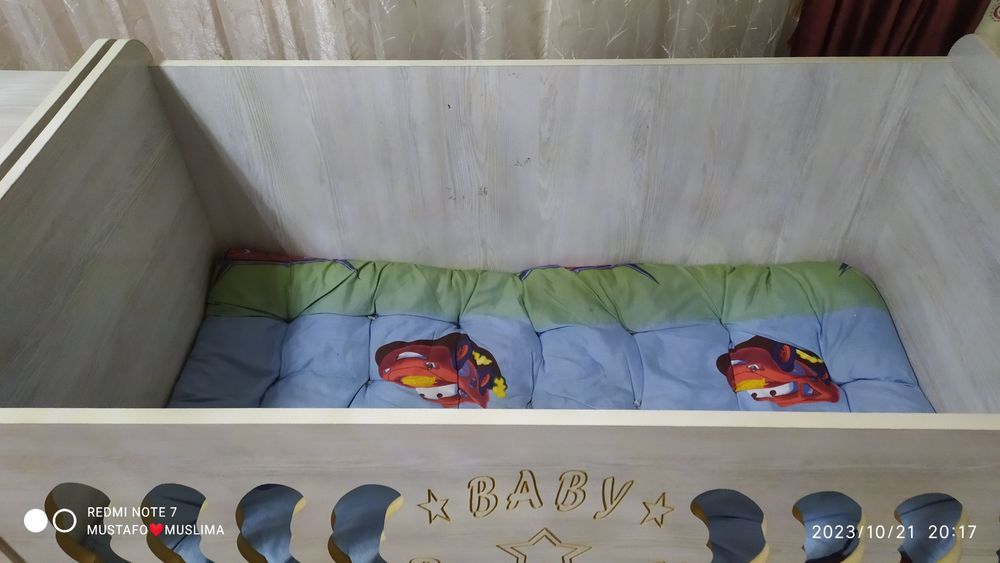 Детская кровать сотилади, тебранади.