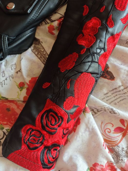 Кожено яке с бродирани рози и череп