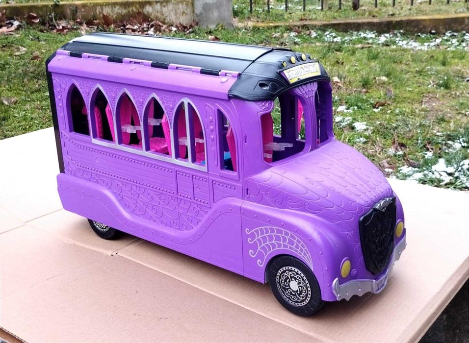 Парти-автобус с бар за кукли Монстър Хай и Барби / Monster High Bus