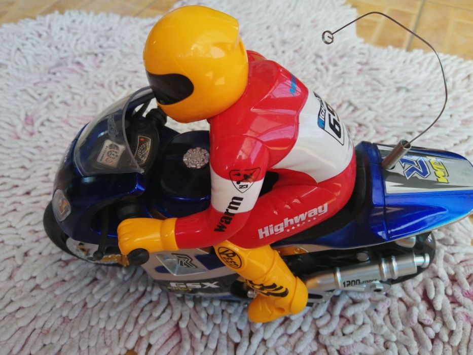 Свиреща играчка моторист +ПОДАРЪК количка