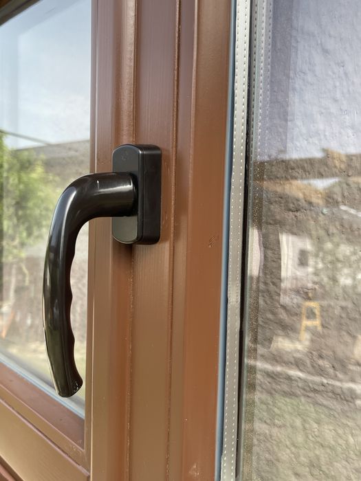 Ferestre Termopan din Lemn de Pin cu Feronerie Roto