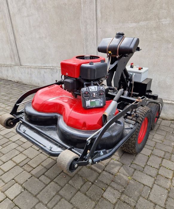 Robot pentru tuns iarbă cu telecomandă (tractor de tuns iarba)