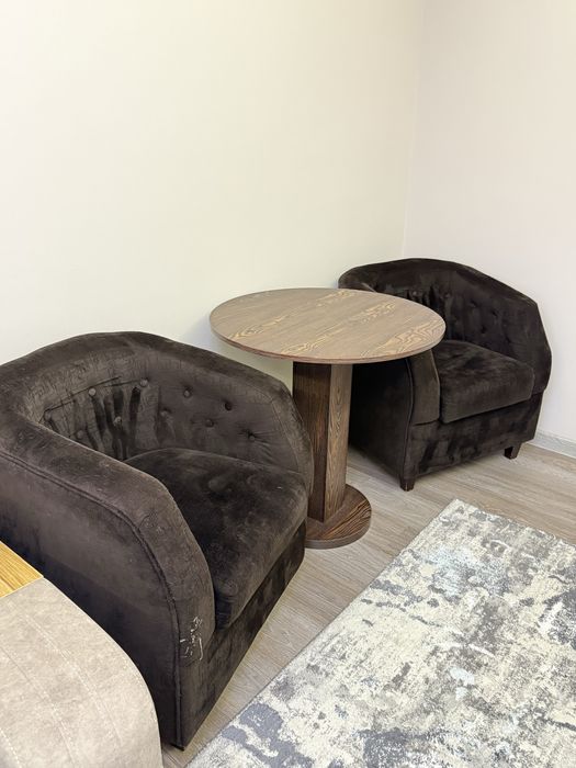 Стол и два кресла