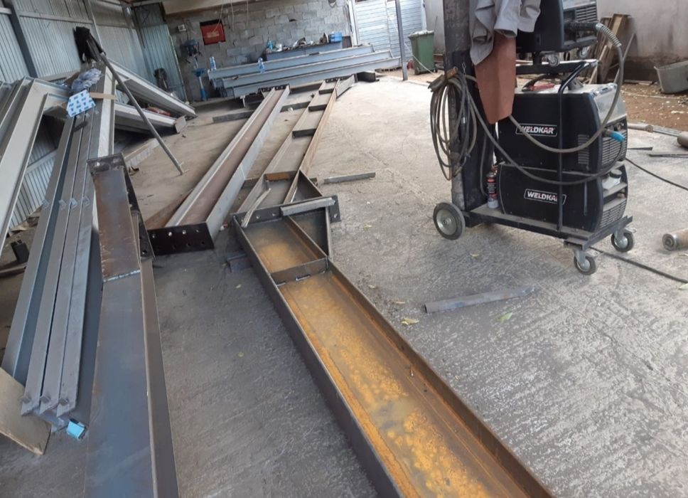 Confectionam structuri metalice in ateliere cu sudori profesionisti si
