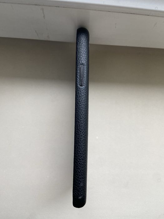 продается чехол на айфон 11