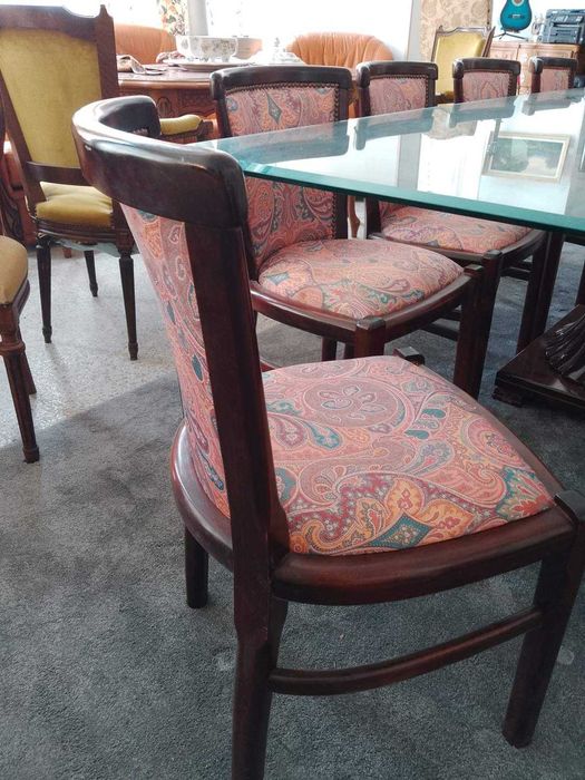 Уникална стъклена маса с десет стола!