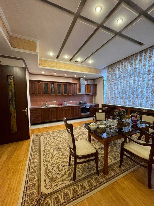 Габус за Irish pub, закрытый двор, со своей парковкой!