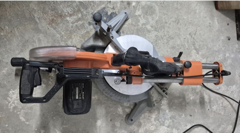 Ferăstrău circular radial cu braț glisant Einhell KGSZ 4300,