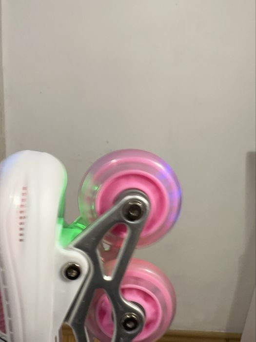 Role noi, roz, cu roti luminoase, 35-38