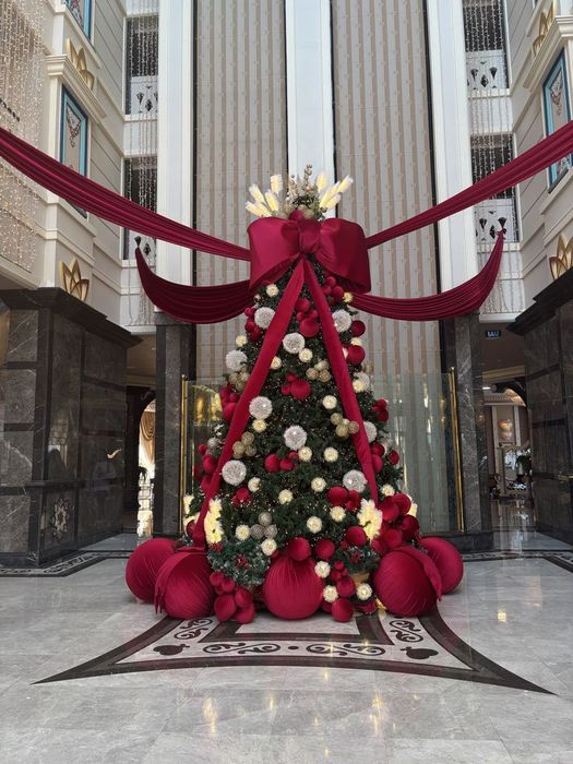 Оформление на новый год входной группы.