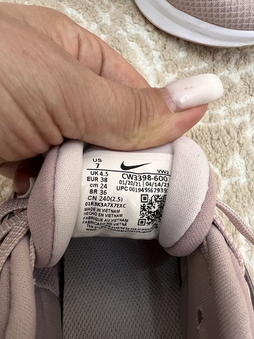Продам кроссовки женские