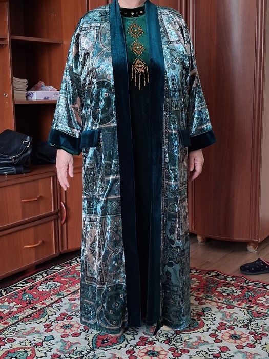 Изумрудное платье и шапан в национальном стиле
Эксклюзивный пошив. Ру