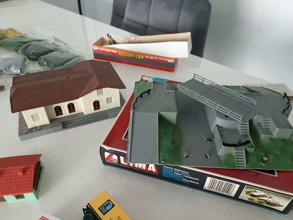 Macheta  acessorii Trenulet  Electric iarba,  figurine   pietrisc,braduri  și pod