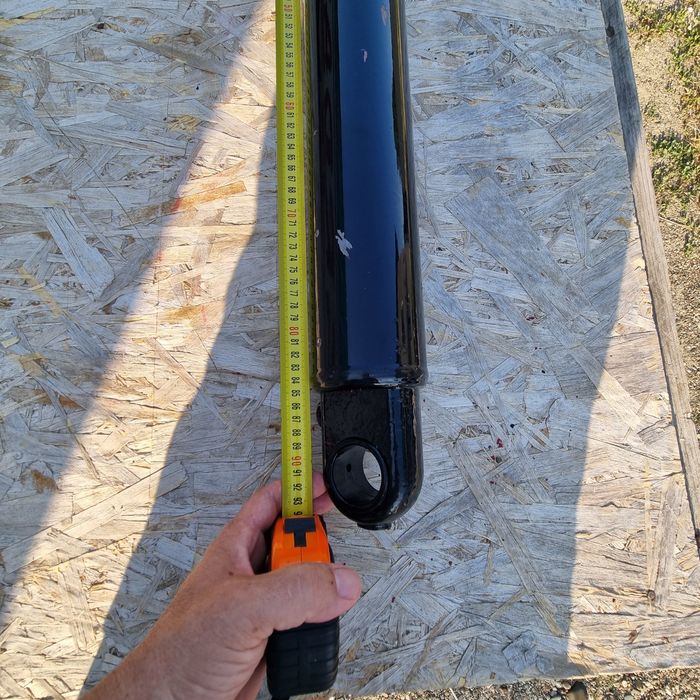 Cilindru hidraulic lungime 900 mm deschide 600 mm tija 50 mm grosime d