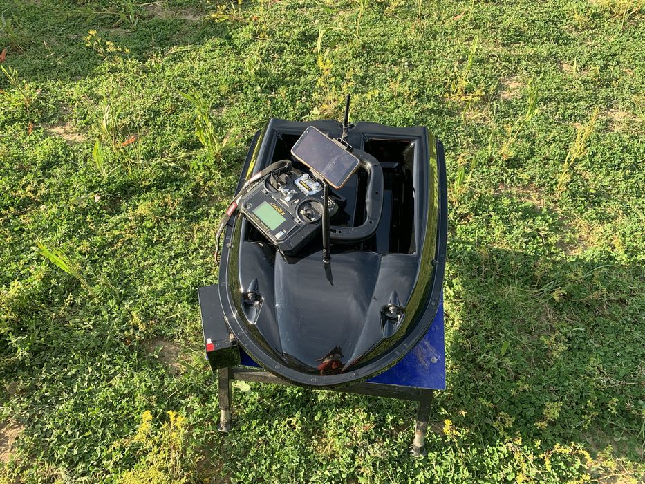 Лодка за захранка Техно-х  с 2 батерии