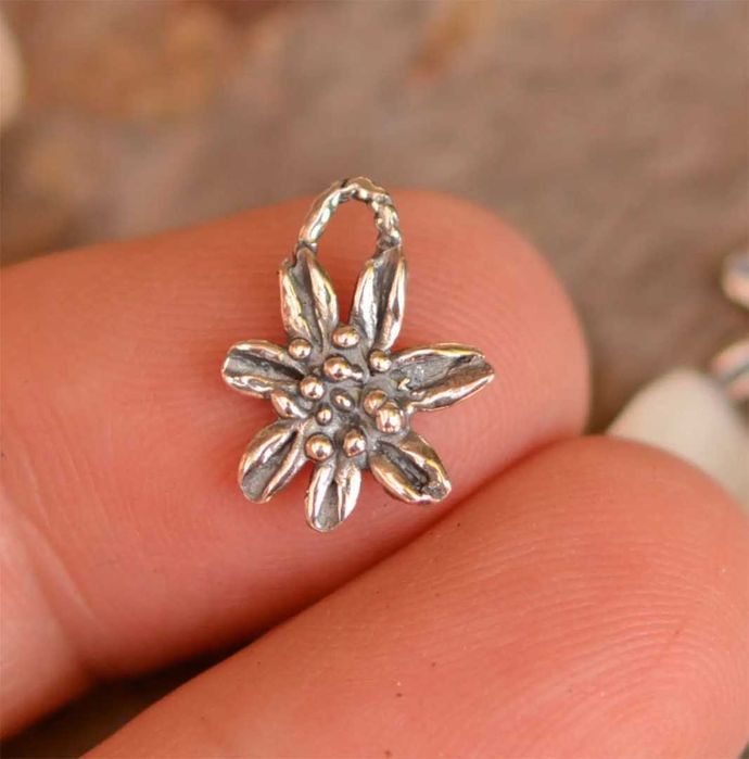 Сребърно бижу 925 – медальон цвете Еделвайс, талисман за чиста любов.