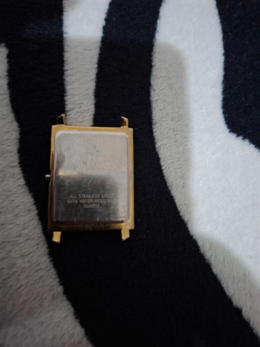 Vand ceas helvitia auriu ceasul fuctional nu are baterie