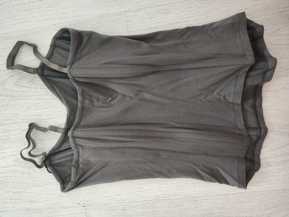 Noul corset cu armătură al lui Calvin Klein, mărimea M