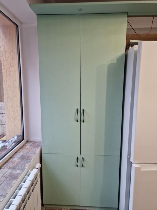 Голяма кухня в зелен цвят