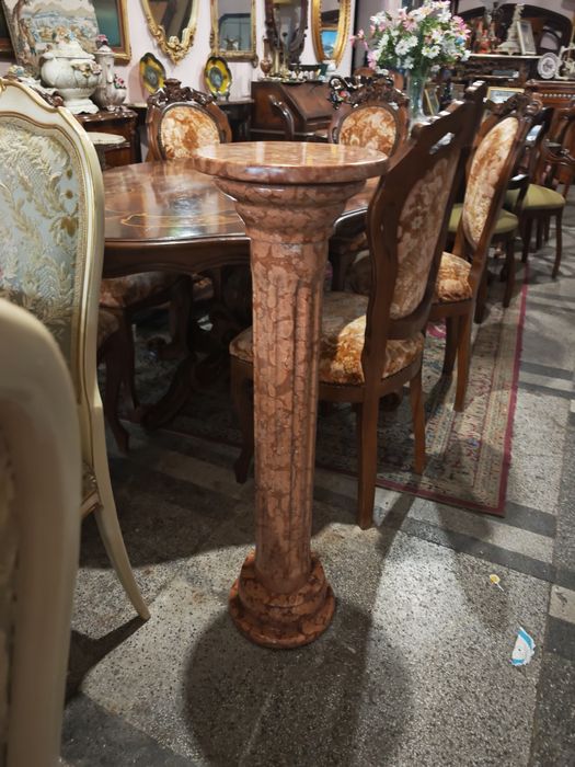 Мраморна колона (постамент)
