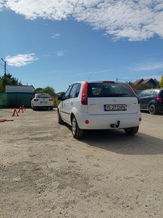 Vând Ford fiesta