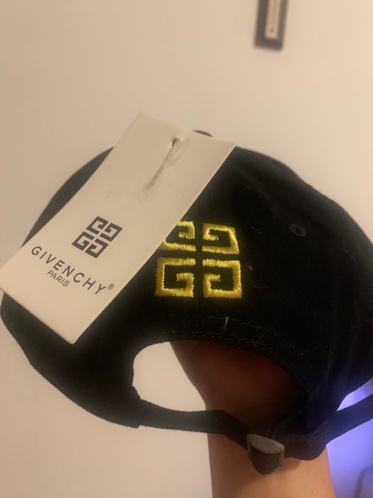 Шапка с козирка Givenchy