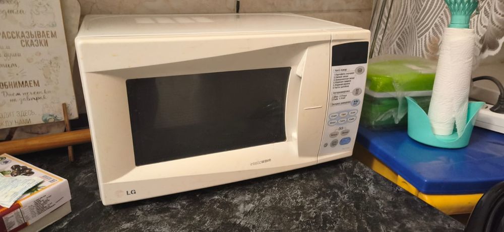 Продаеться микроволновая печь и холодильник