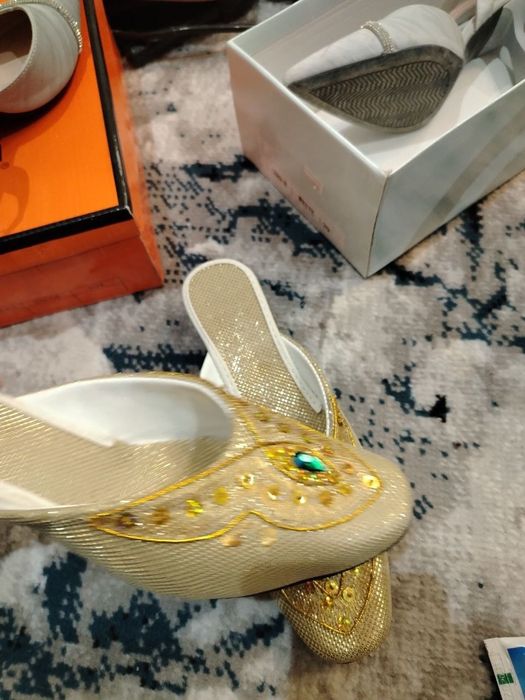 Kelinlar uchun oyoq kiyimlar yangi