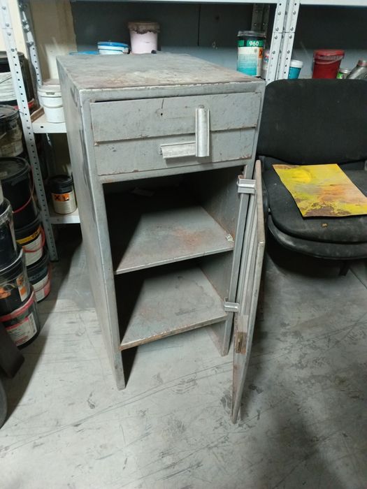 Железная тумбочка