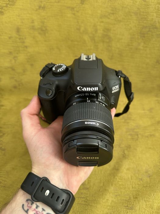 Kit foto Canon EOS 4000D + 2 obiective + blitz