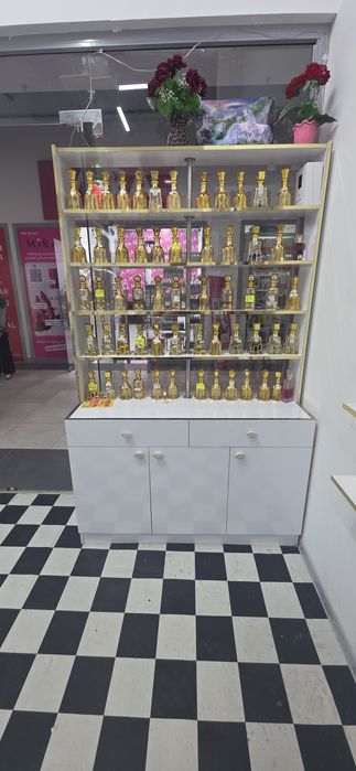 Dokon vitrina merely sotiladi