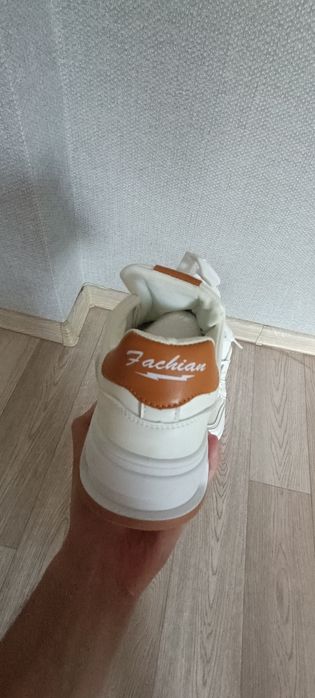 Продам Кроссовки белые