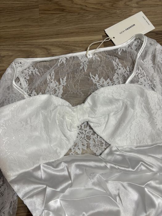 Бяла рокля сатен и дантела