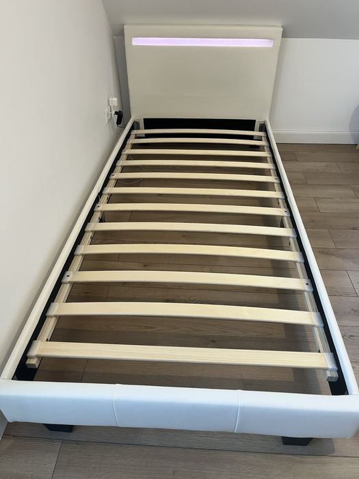 Vand pat 90/200 tapitat piele ecologica alb,iluminare led +telecomanda