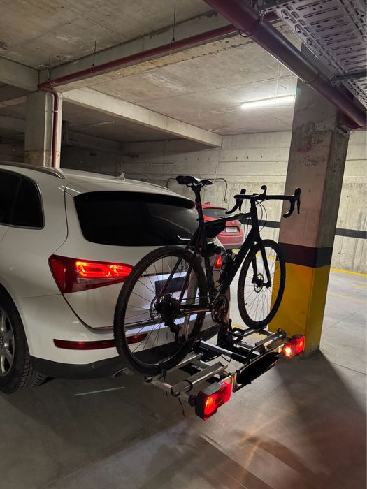 Gravel bike si suport auto pentru biciclete