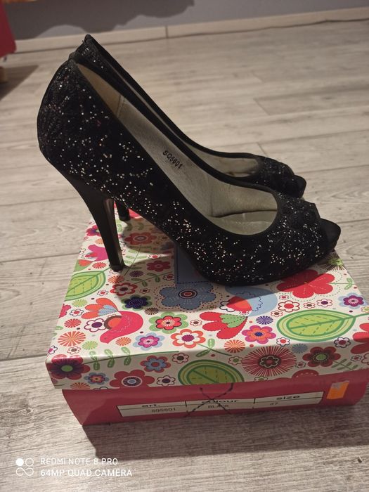 Pantofi eleganți femei.