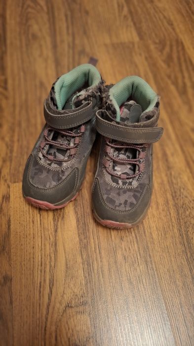 Продам детскую обувь