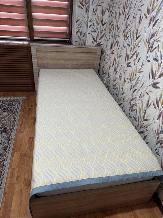 Кровать с матрасом в отличном состоянии