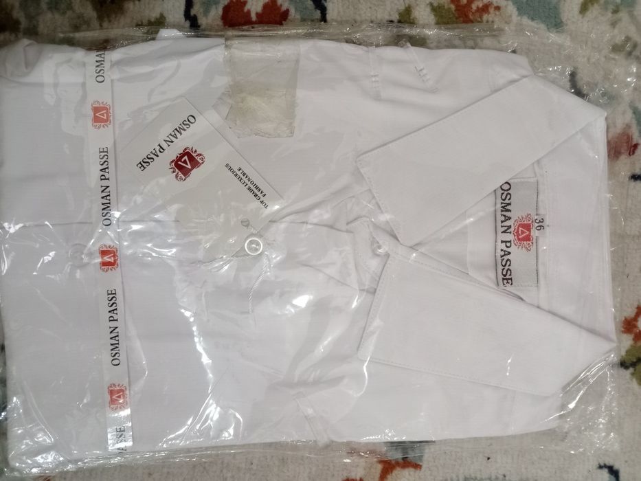 белые ,школьные рубашки.