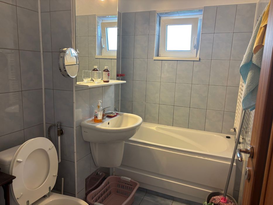 De inchiriat apartament cu 2 camere decomandat et.1 cu centrala proprie zona Aradului!!