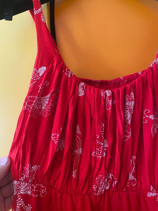 Червена рокля с принт