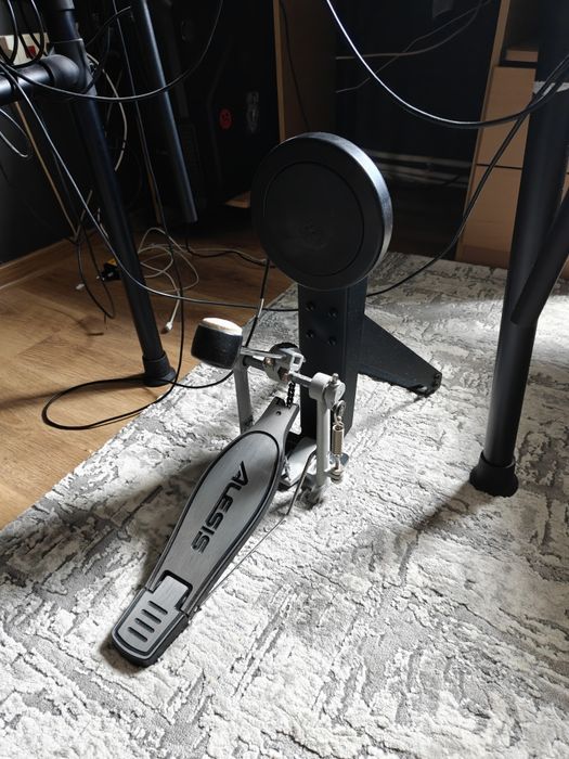 Alesis nitro mesh cu scaun si tot inclus