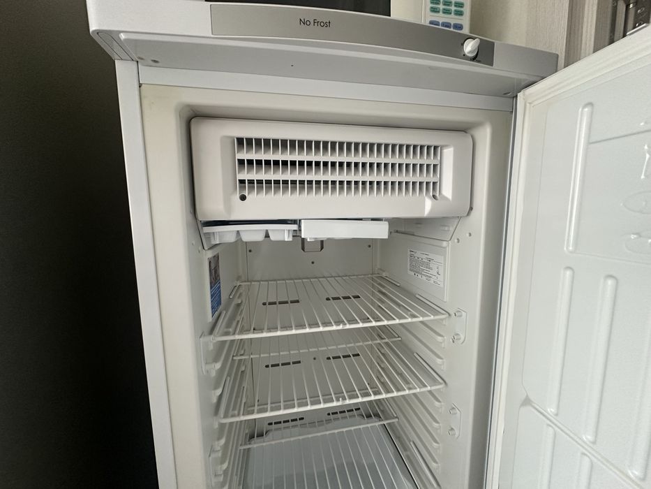 Indesit морозильник не морозит и шумит бу