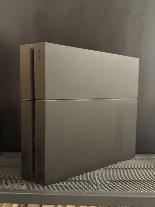 Ps4 first edition 1TB, controller