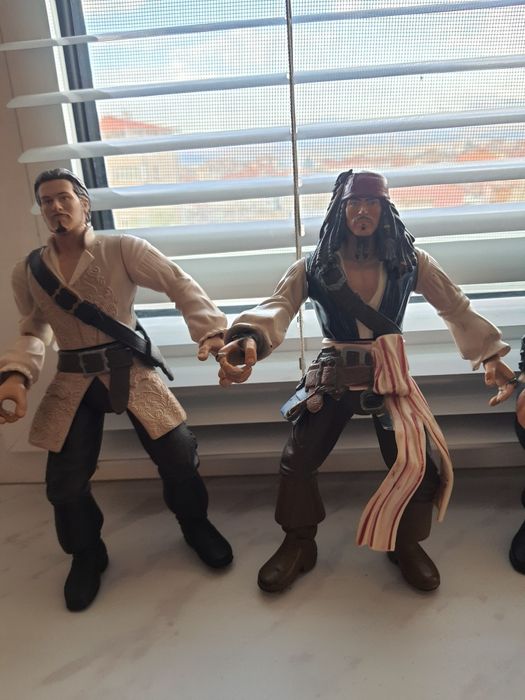 Фигурки големи биещи на карибски пирати