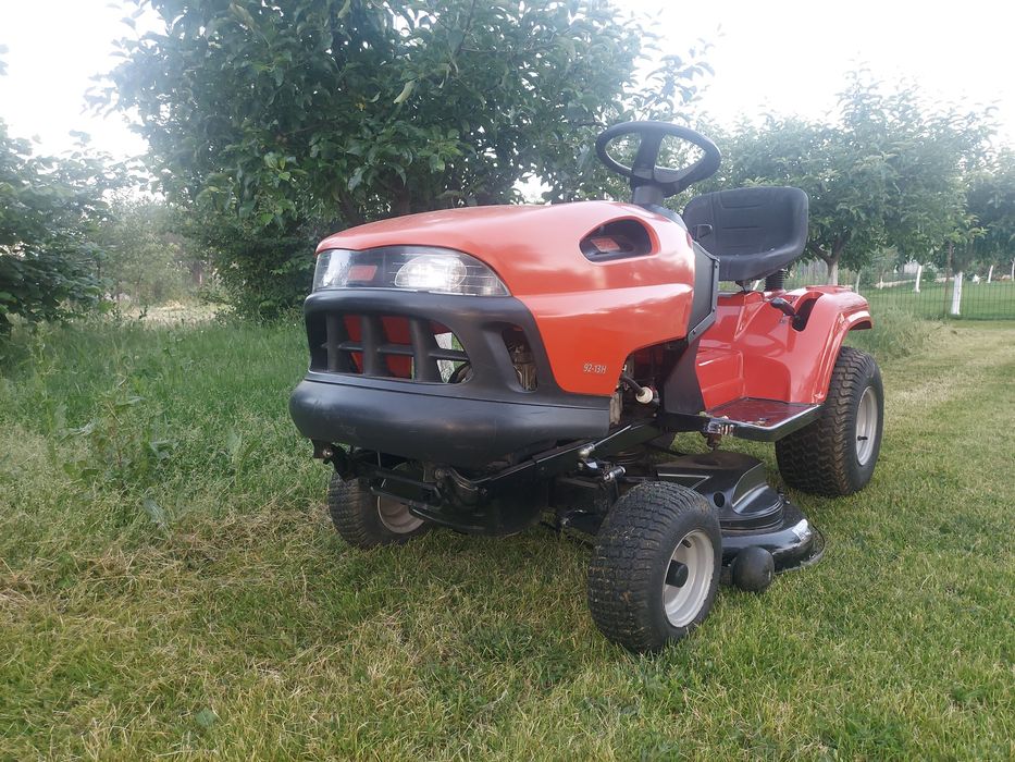 Tractoras tuns iarba