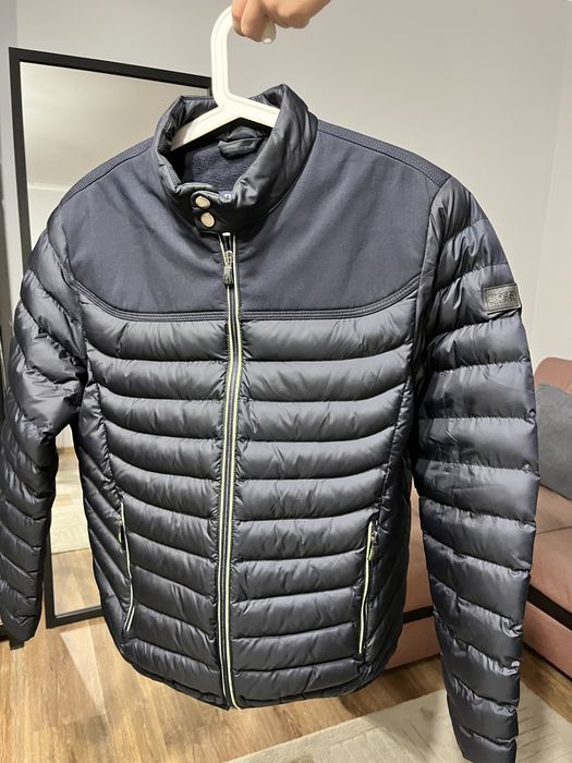 Продам мужскую куртку HUGO BOSS. Цена: 25000 тг.