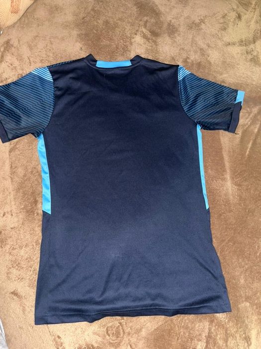 спортивной футболка