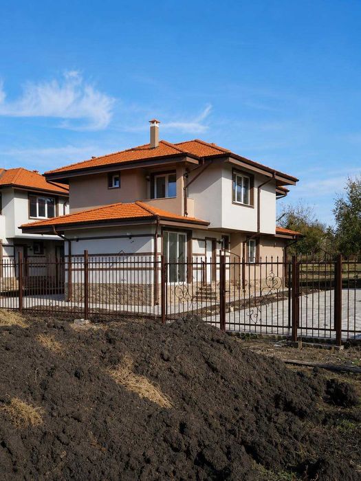 Къща с двор и паркомясто близо до Бургас